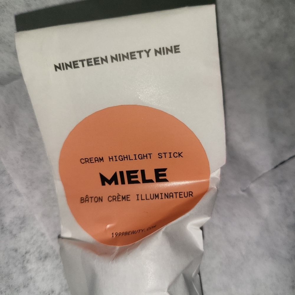 Cream Highlighter Stick in color Miele 0.23 Oz - Picture 4 of 7
